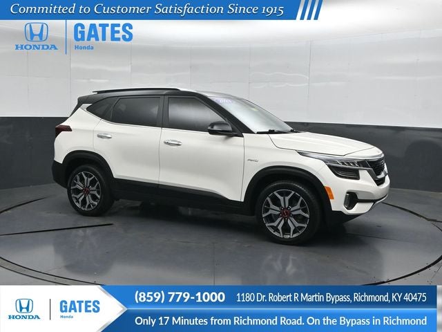 2023 Kia Seltos SX in Clear White/Black Roof — front three-quarter view