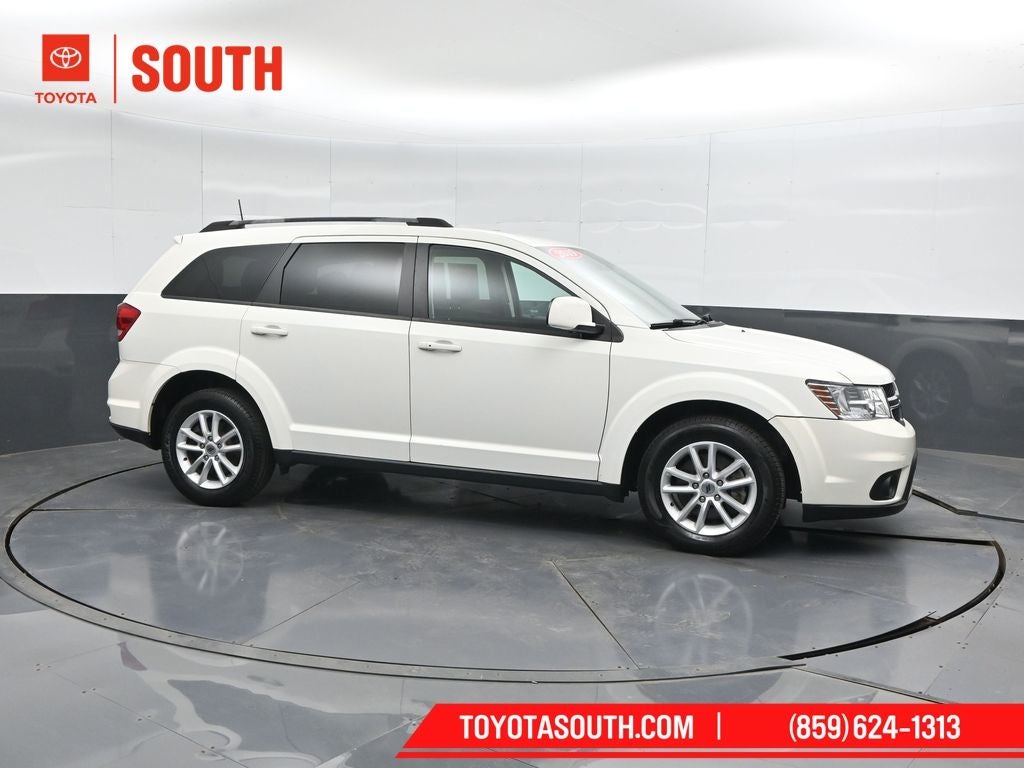 2019 Dodge Journey SE in Vice White — front three-quarter view