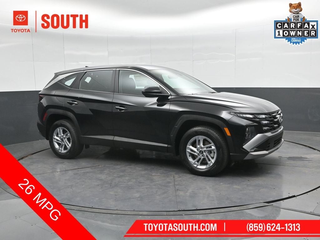 2025 Hyundai Tucson SE in Phantom Black — front three-quarter view